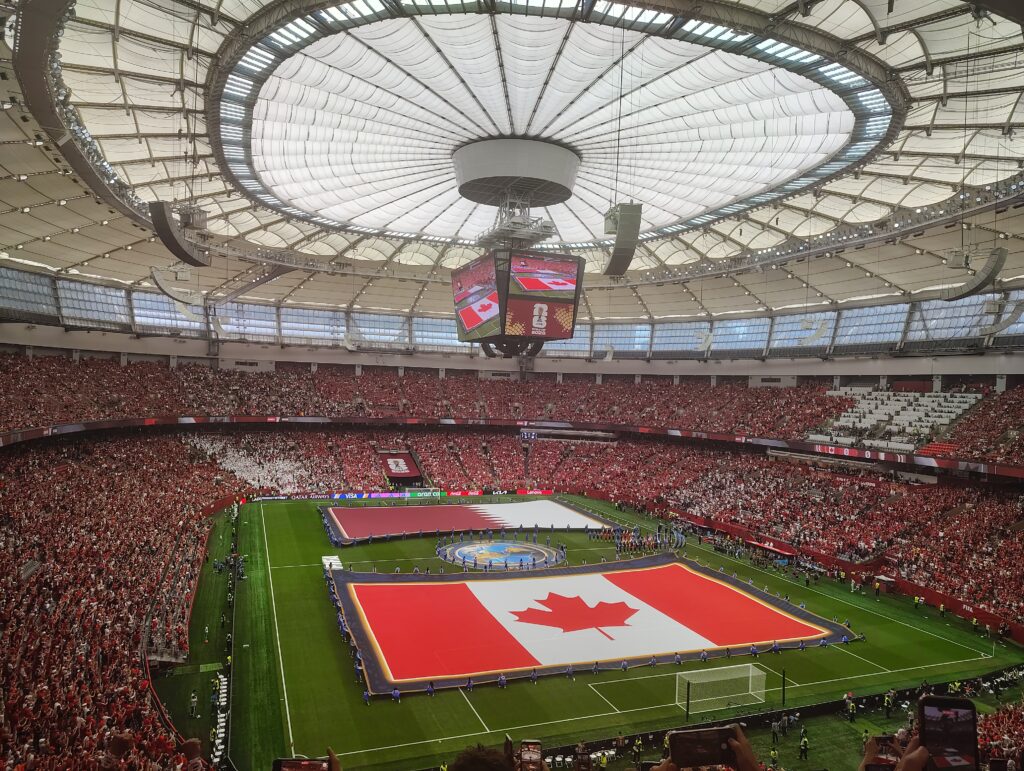2026 年 6 月 18 日加拿大對卡達賽前，BC Place 看台與場內景象（場館示意照，非 6 月 13 日價格牌）。