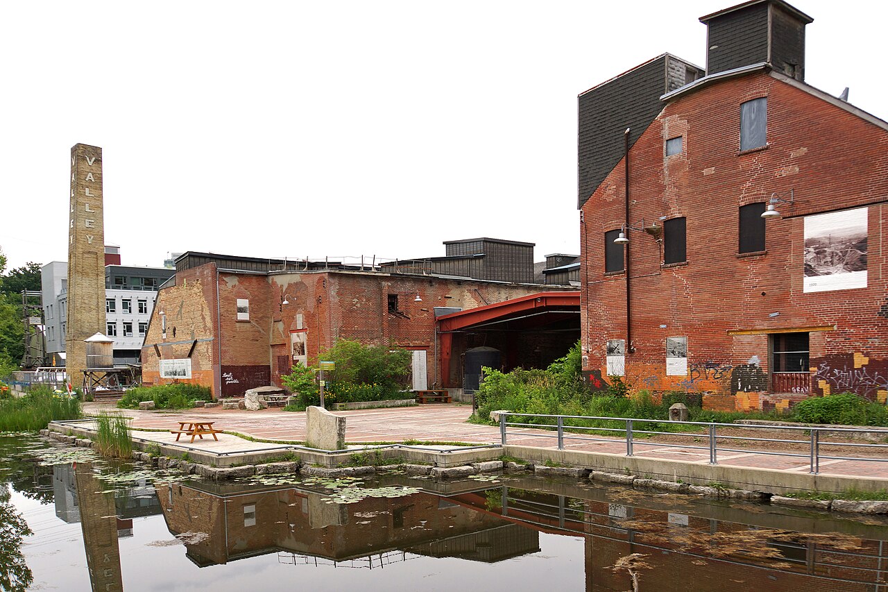 トロントのEvergreen Brick Works：マーケット、散策路、アクセス