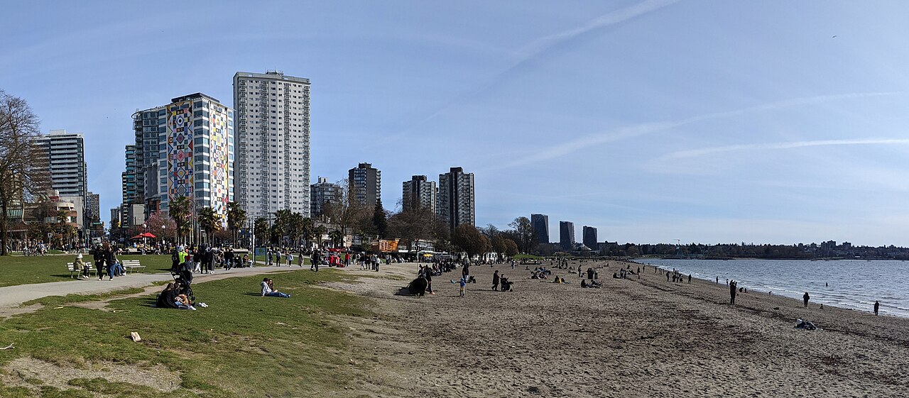 Playa de English Bay, paseo marítimo y edificios del West End, fotografiados en abril de 2026