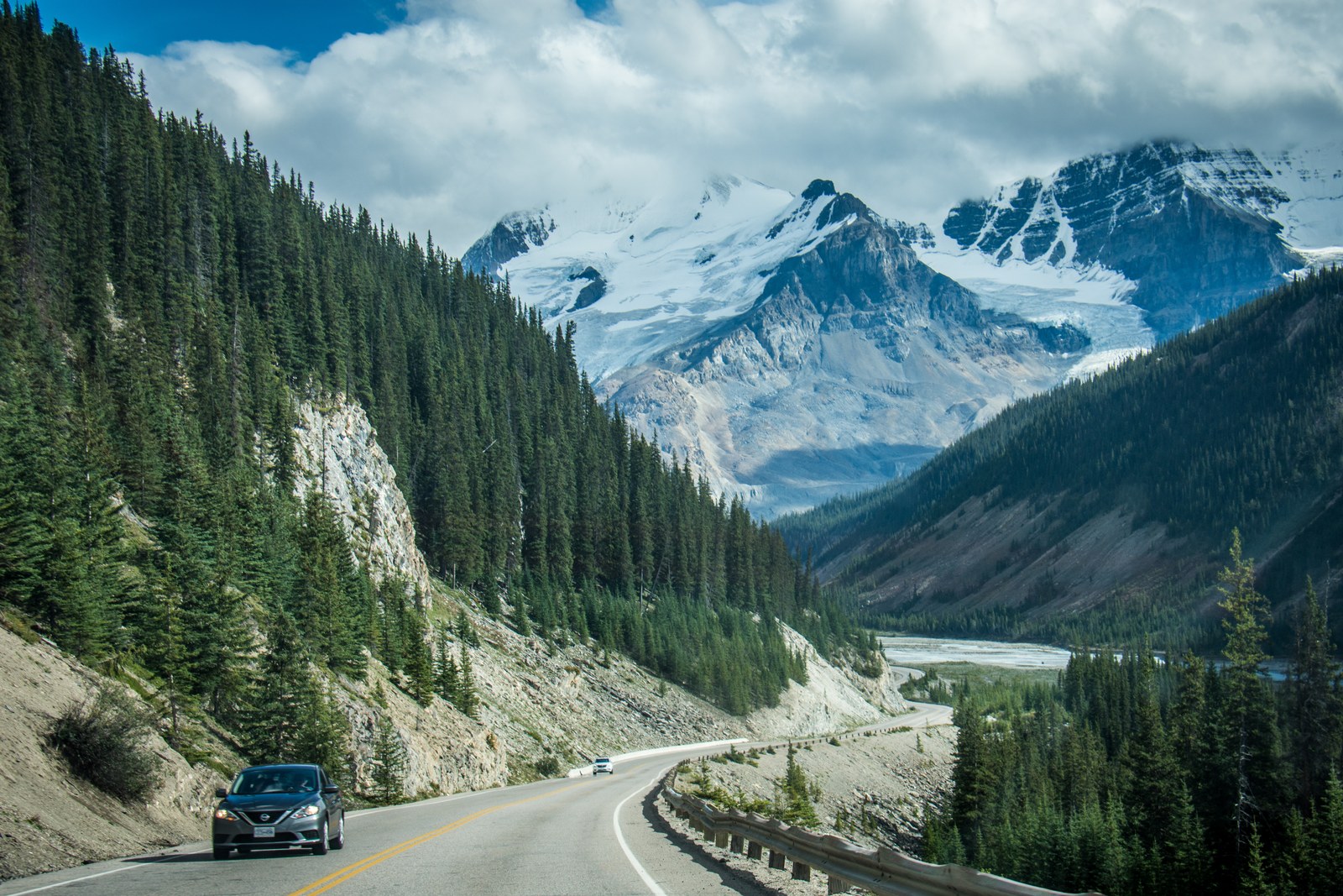 Cuatro viajes por carretera representativos de Canadá: rutas, servicios y estaciones (2026)