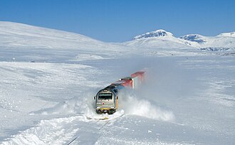 加拿大冬天開車完整指南——雪地駕駛、雪胎規定、防凍液一次搞清楚(2026)