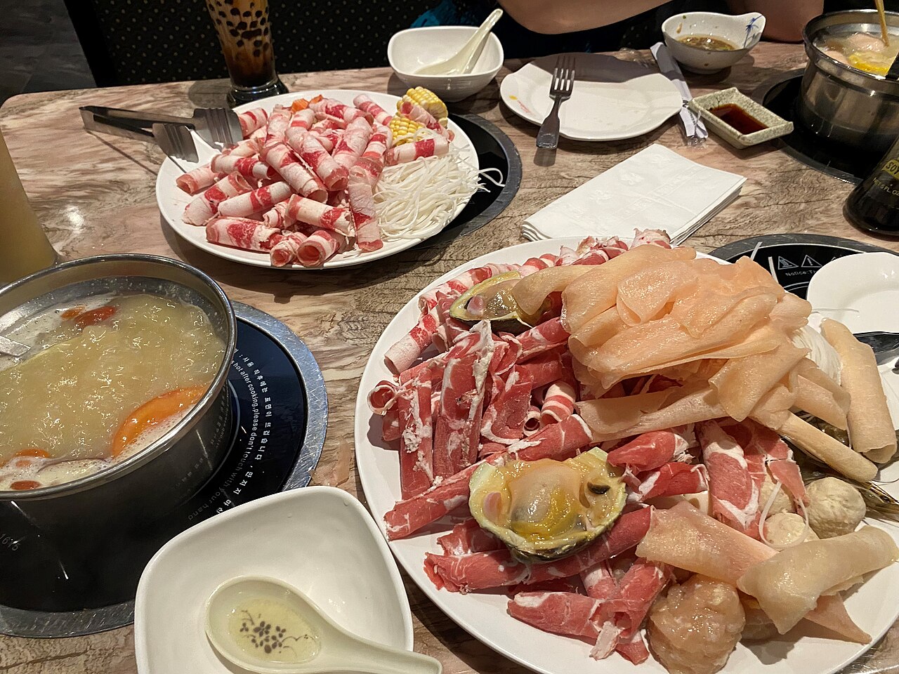 牛肉、具材、スープを並べた火鍋のイメージ写真です。本文で紹介するバンクーバー周辺の店舗を撮影したものではありません。