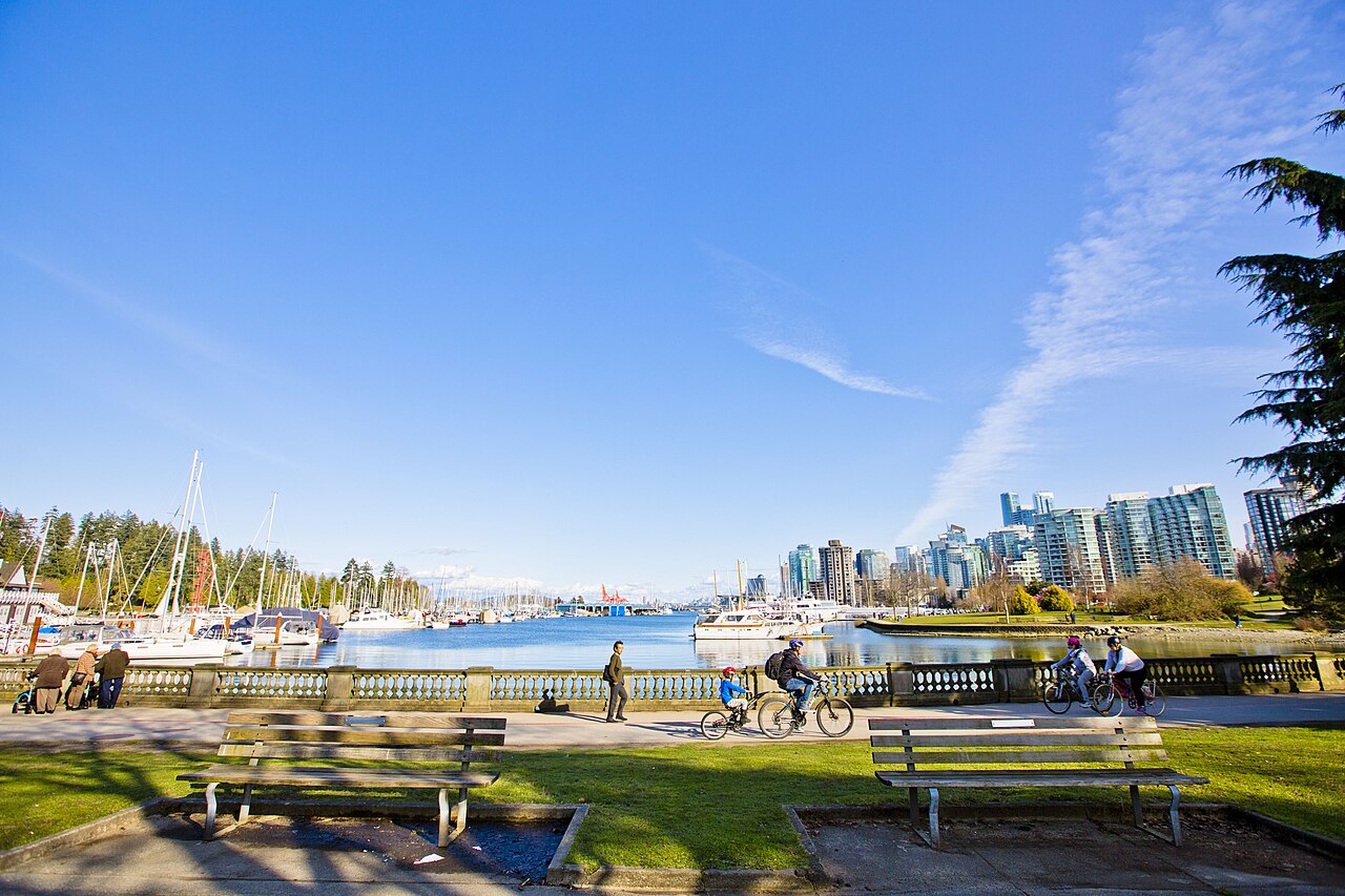 温哥华 Stanley Park 海堤旁的骑行者与行人（2018年历史示意照）