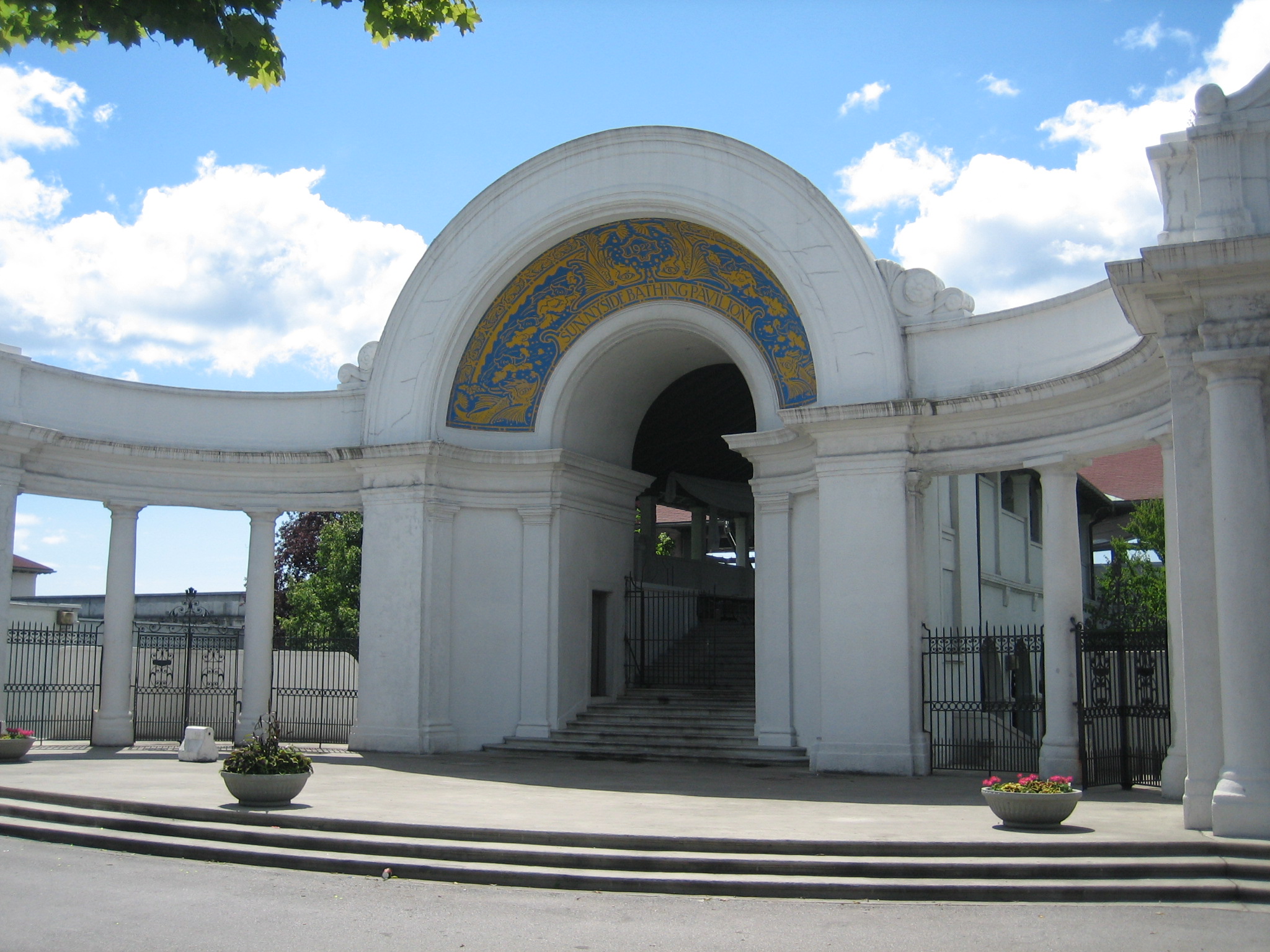 Historical archway entrance of Sunnyside Bathing Pavilion in 2007