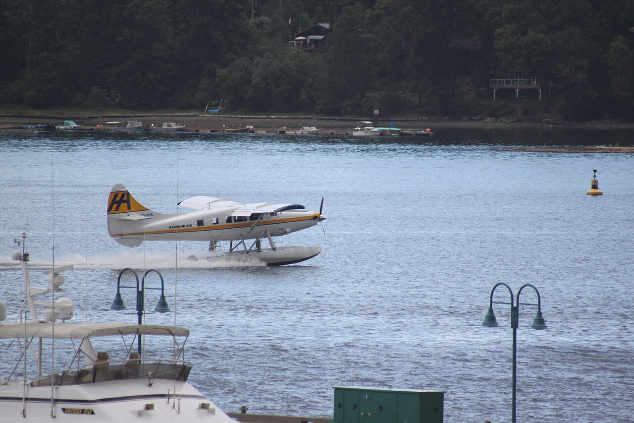 2011 年历史照片:Harbour Air 水上飞机从温哥华港水面起飞;不代表现行航班或机队状态